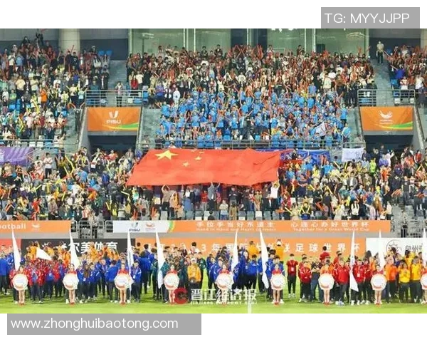 球迷激情四溢为足球明星献唱展现热爱与支持的动人瞬间