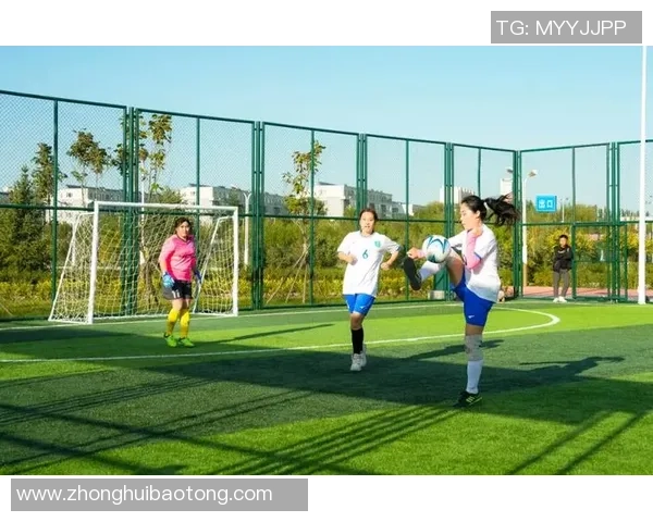 足球明星亲自指导女生踢球让她们在绿茵场上展现自信与风采