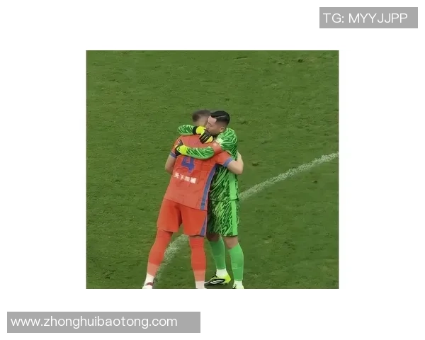 足球明星热情亲吻球迷与家人展现温暖一幕引发媒体热议 足球明星热情亲吻球迷与家人展现温暖一幕引发媒体热议