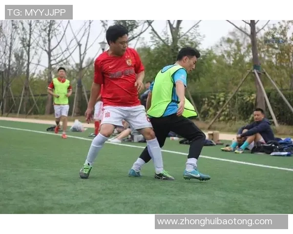 足球明星观看拳击精彩瞬间分享运动激情与热血对决的魅力